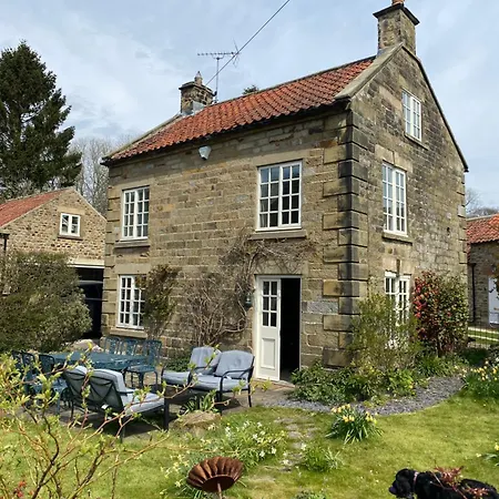 Holly Hutton le Hole